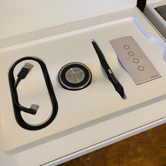 Wacom Intuos Pro Paper Edition digital graphic drawing tablet and case Medium - Picture 12 of 16